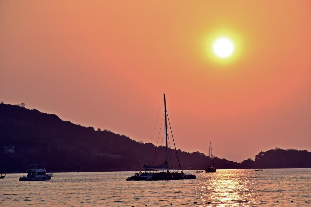 โรงแรมโอเชี่ยน แอนด์ โอเล่ ป่าตอง Patong ภายนอก รูปภาพ