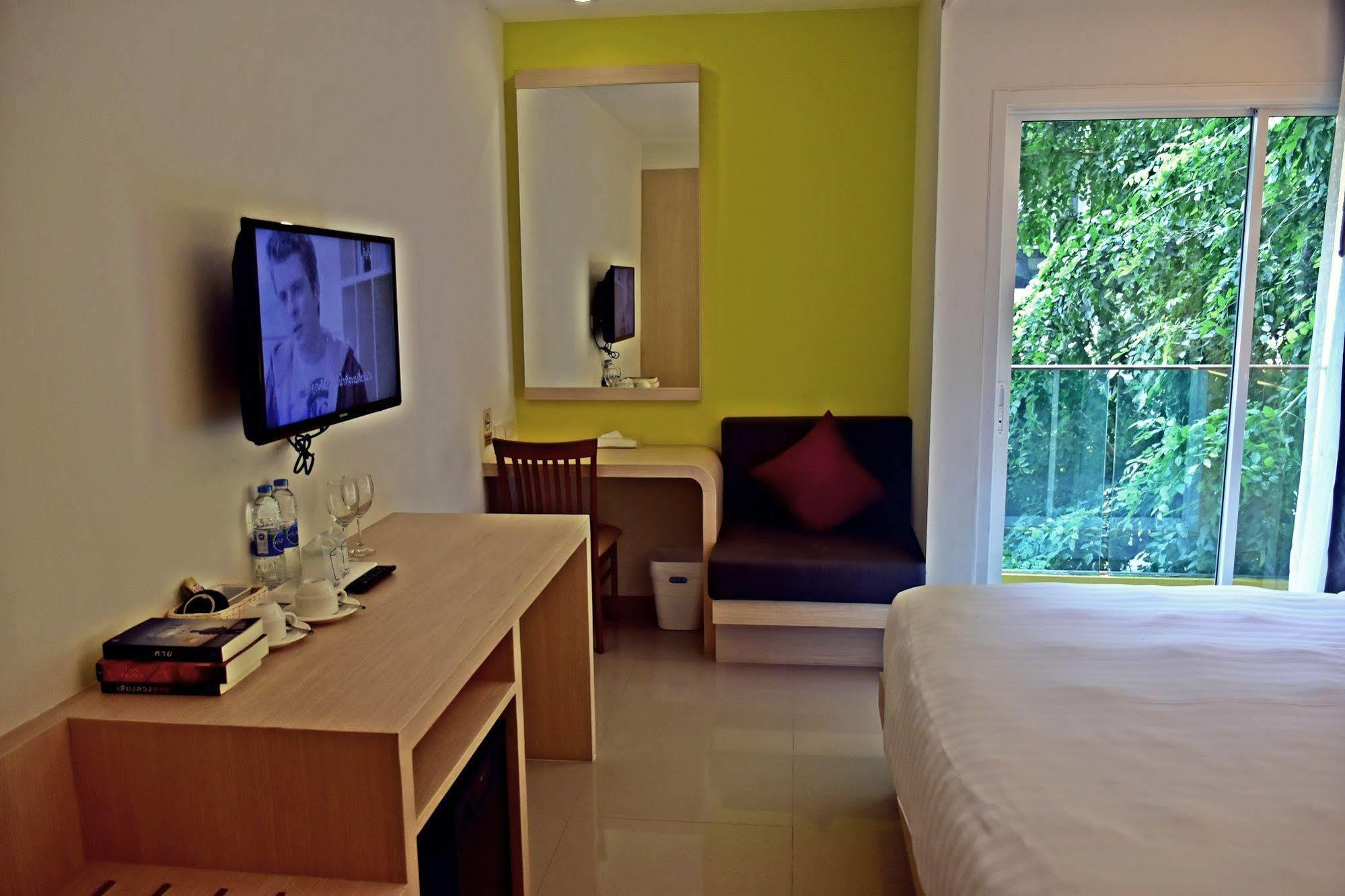 โรงแรมโอเชี่ยน แอนด์ โอเล่ ป่าตอง Patong ภายนอก รูปภาพ