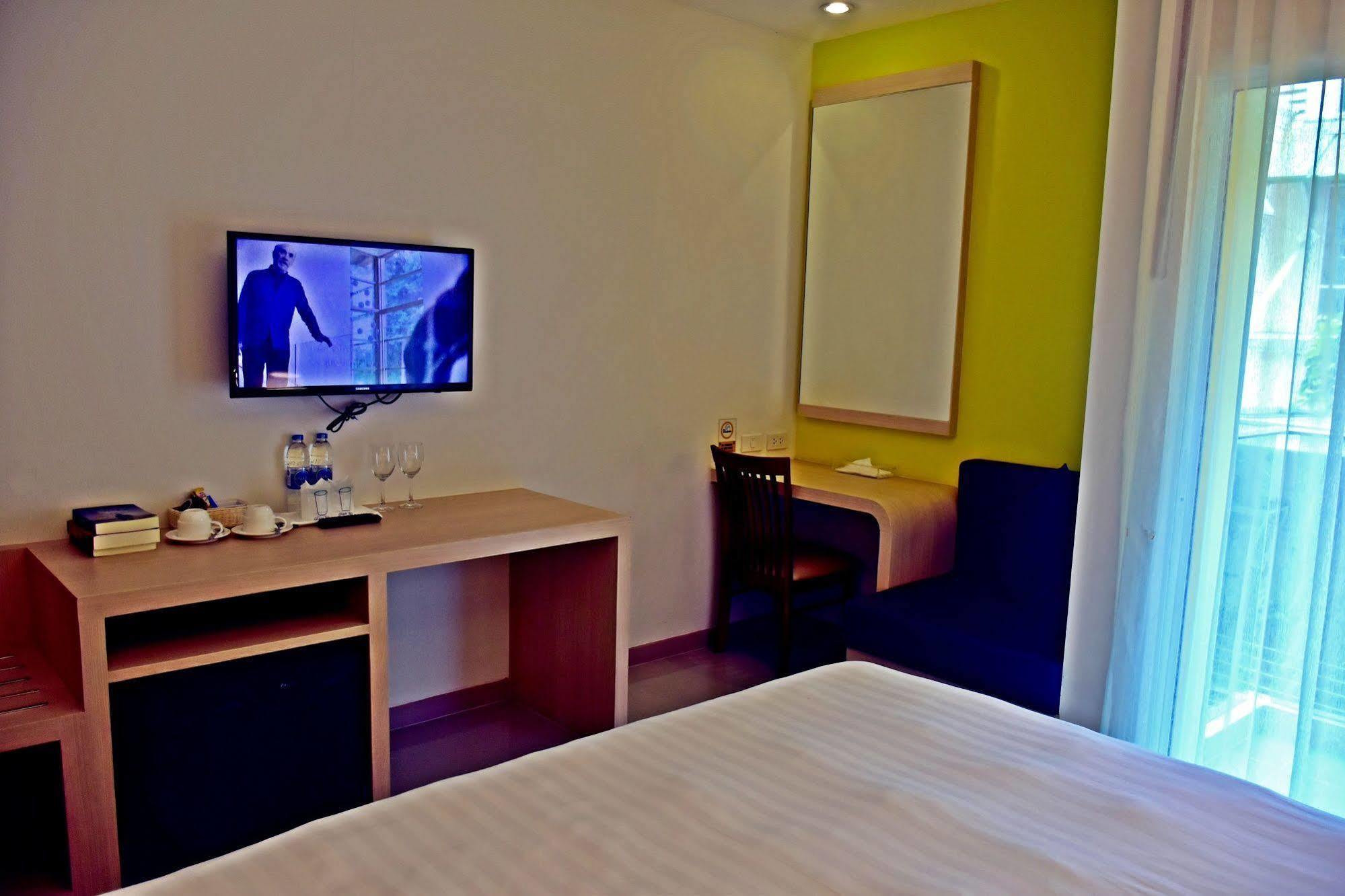 โรงแรมโอเชี่ยน แอนด์ โอเล่ ป่าตอง Patong ภายนอก รูปภาพ