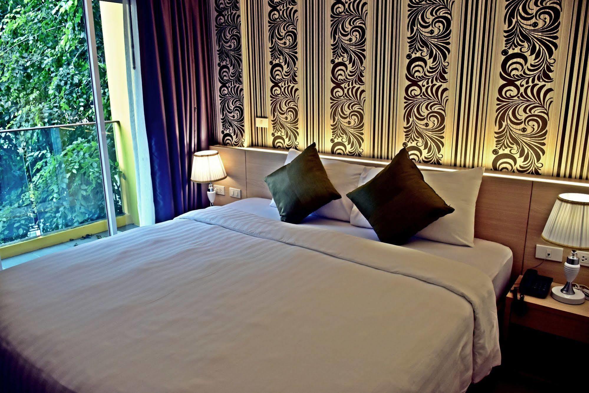 โรงแรมโอเชี่ยน แอนด์ โอเล่ ป่าตอง Patong ภายนอก รูปภาพ