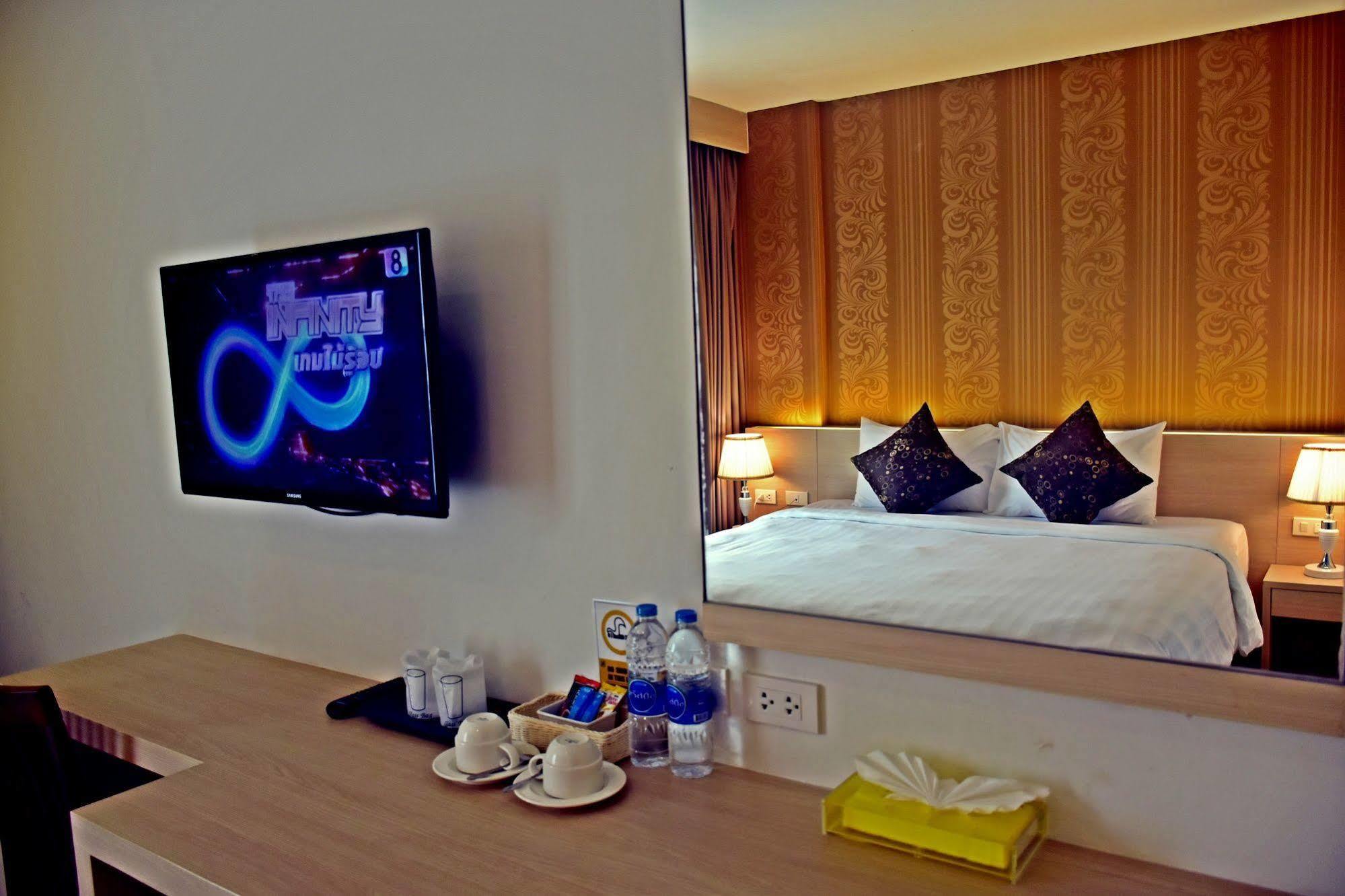 โรงแรมโอเชี่ยน แอนด์ โอเล่ ป่าตอง Patong ภายนอก รูปภาพ